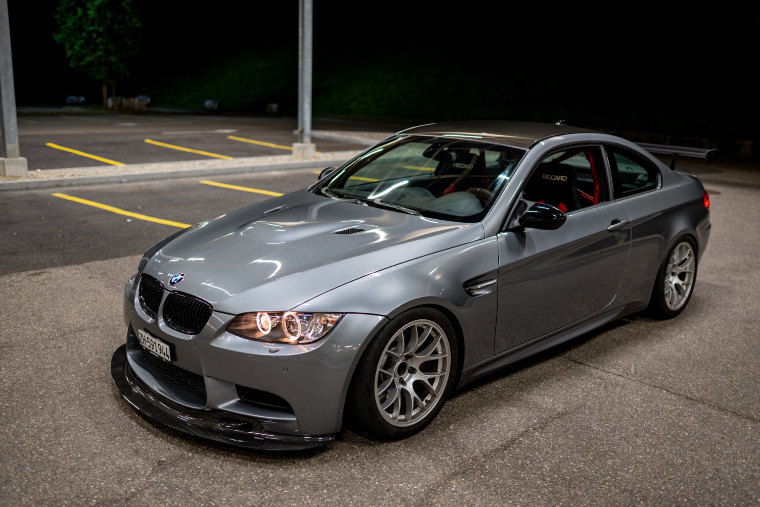 Grauer BMW bei Nacht
