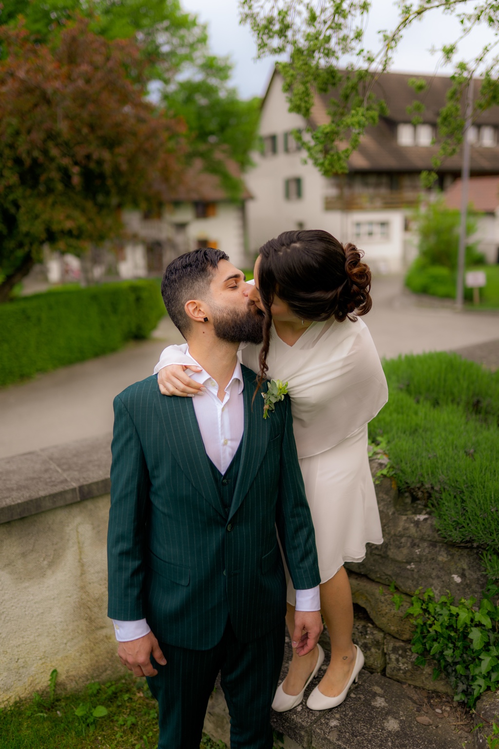 Hochzeitspaar bei einem natürlichen Moment