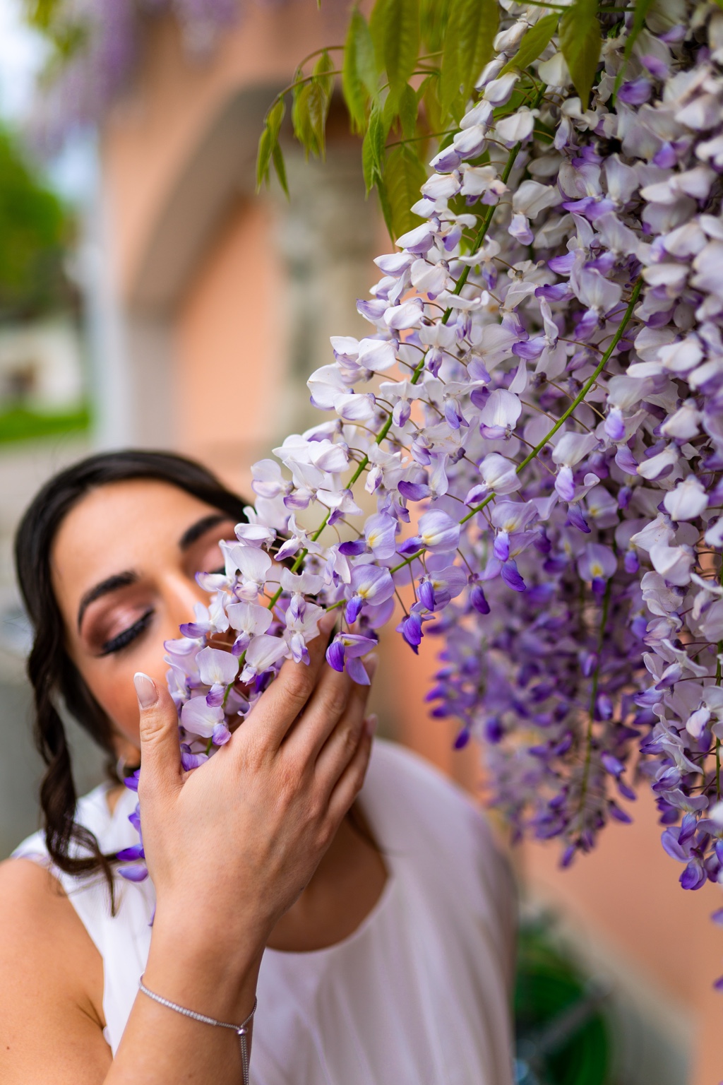 Portrait zwischen violetten Blüten