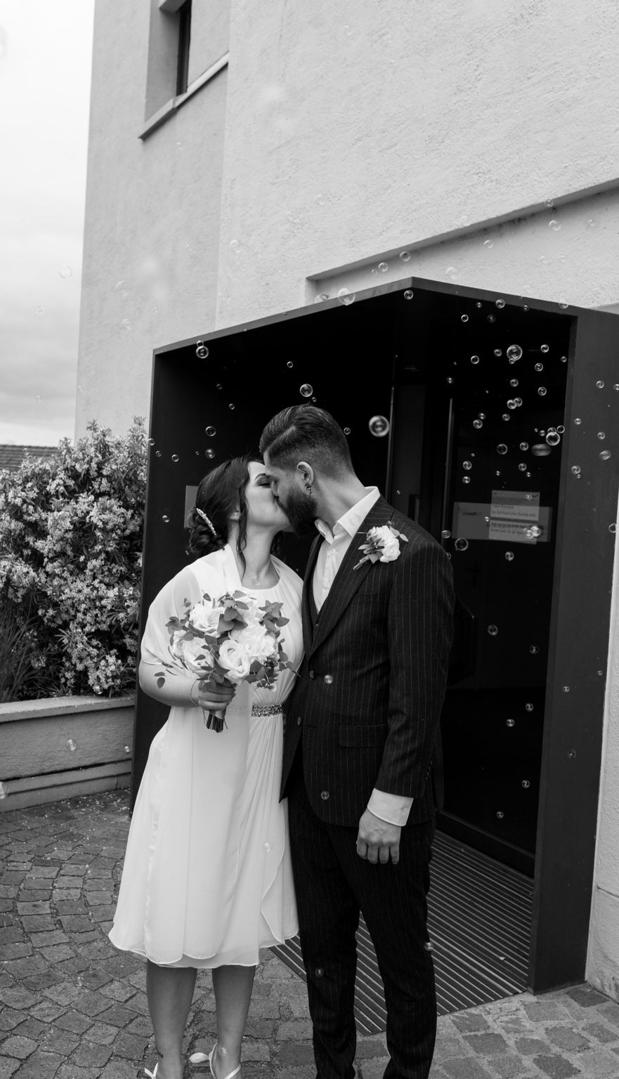 Hochzeitspaar mit Seifenblasen in Schwarzweiss