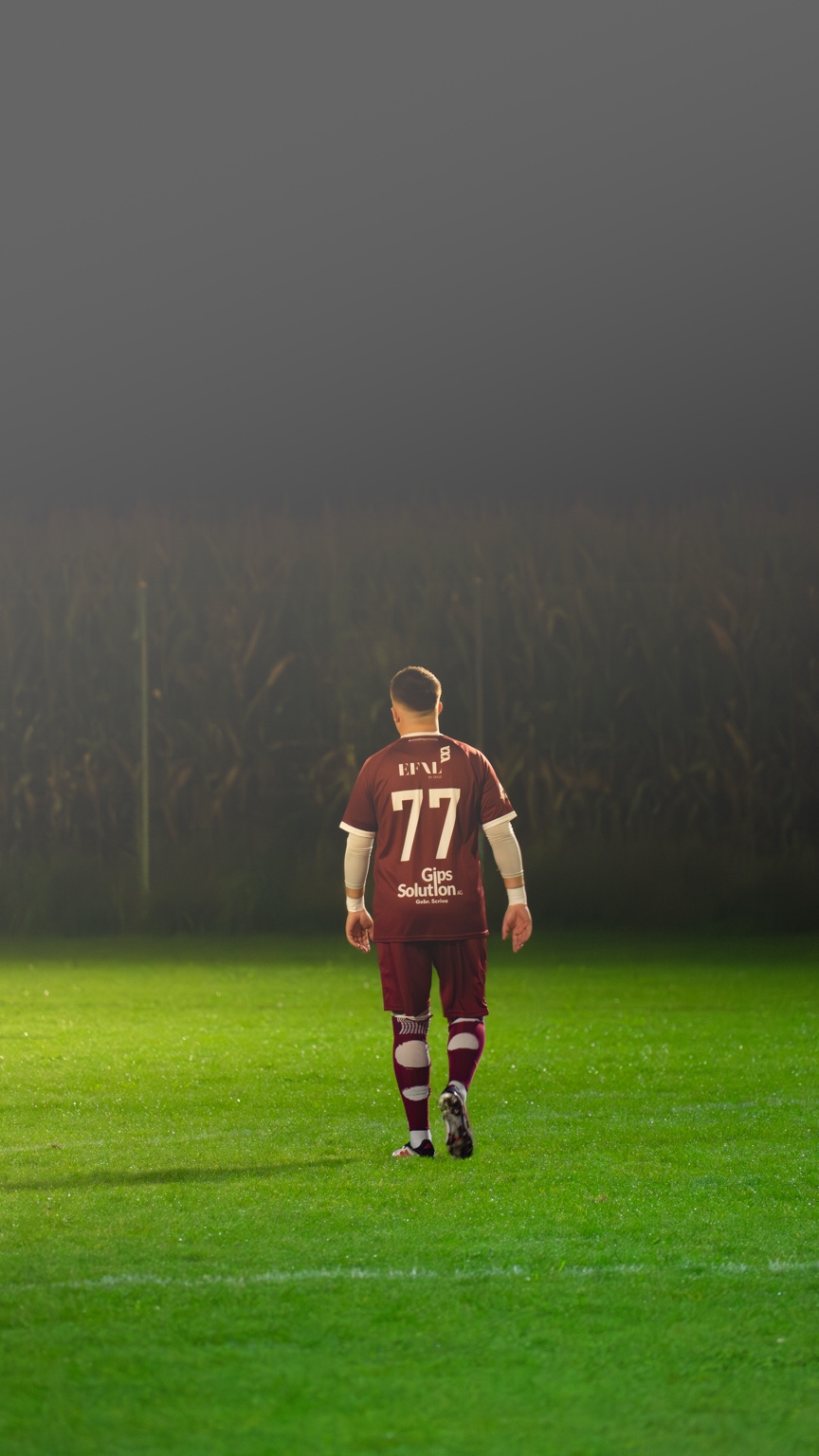 Fussballspieler bei Flutlicht